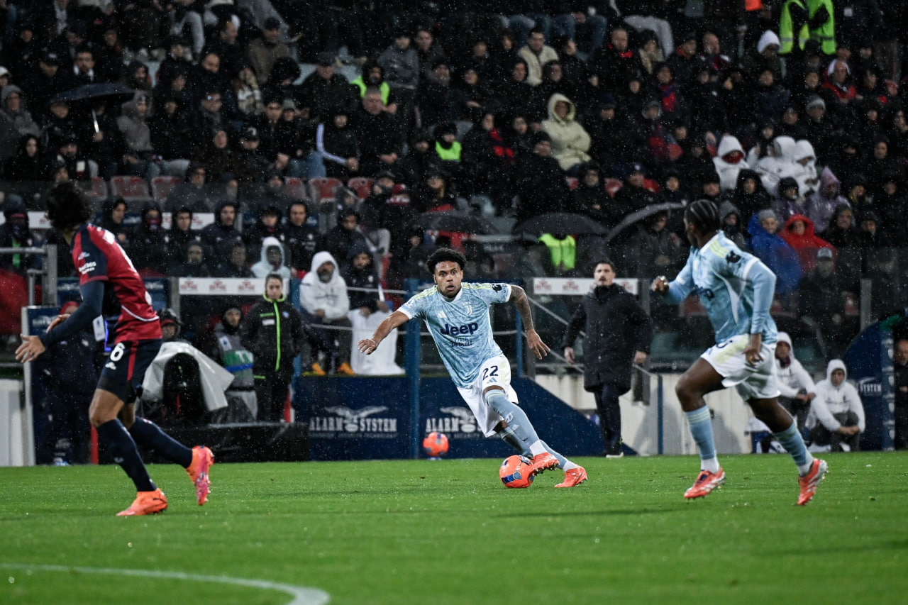 Cagliari vs Juventus (02:45 � 18/01) | Xem lại trận đấu