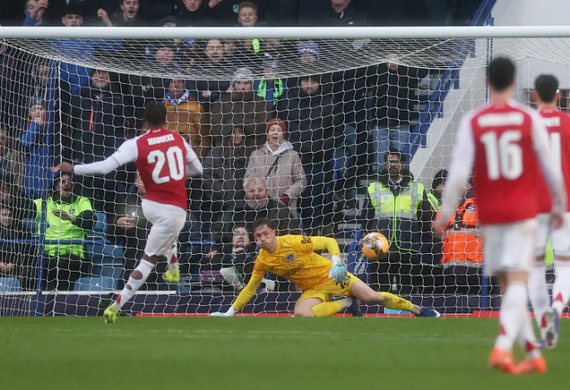 Madueke lỡ hẹn trên chấm 11m, Arsenal không còn toàn thắng phạt đền